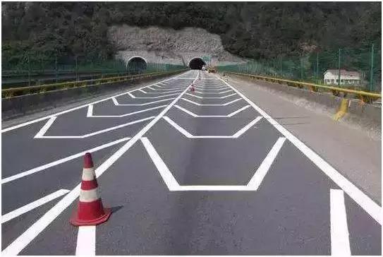 道路交通标准标线怎么走不违规,最容易扣分的交通标志图片