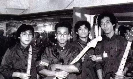 黄家驹戴面具唱的歌,黄家驹戴的十字架