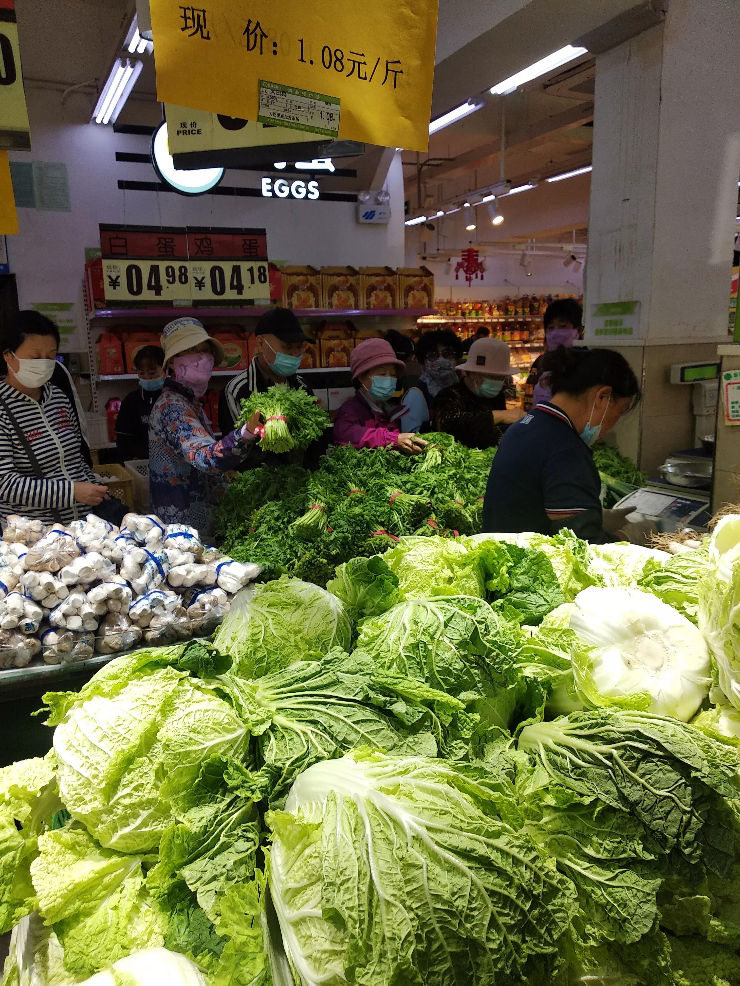 白菜上市!长棵的、短棵的、黄心绿帮的,哪种好?听听大妈怎么说