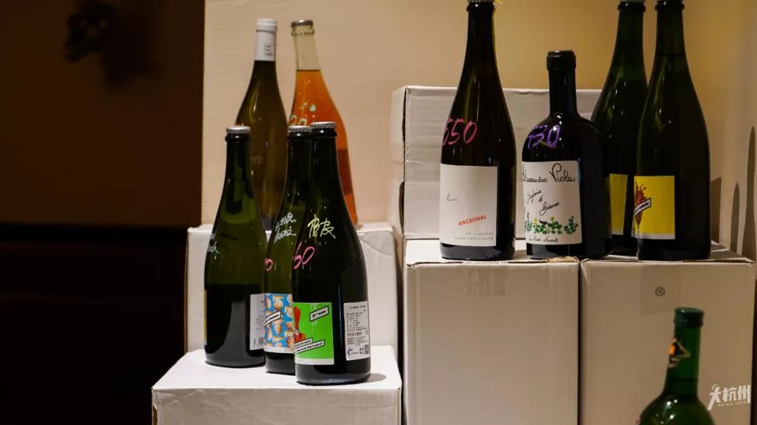 自从走进杭州这家酒吧，我就彻底入了新生代网红“自然酒”的坑