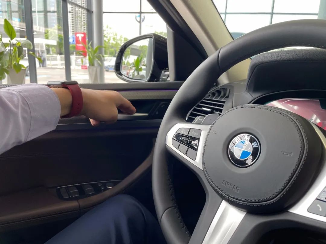 暴雨天气车辆落水自救,遇到暴雨在车内如何自救