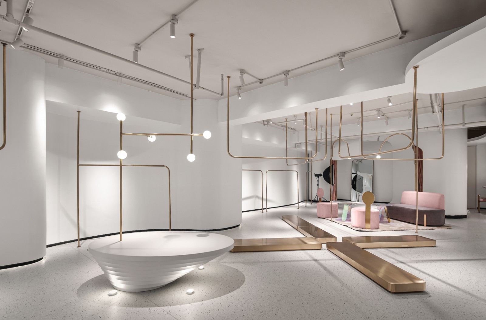 JEAtelier服装工作室用空间展示对服装和美的理解