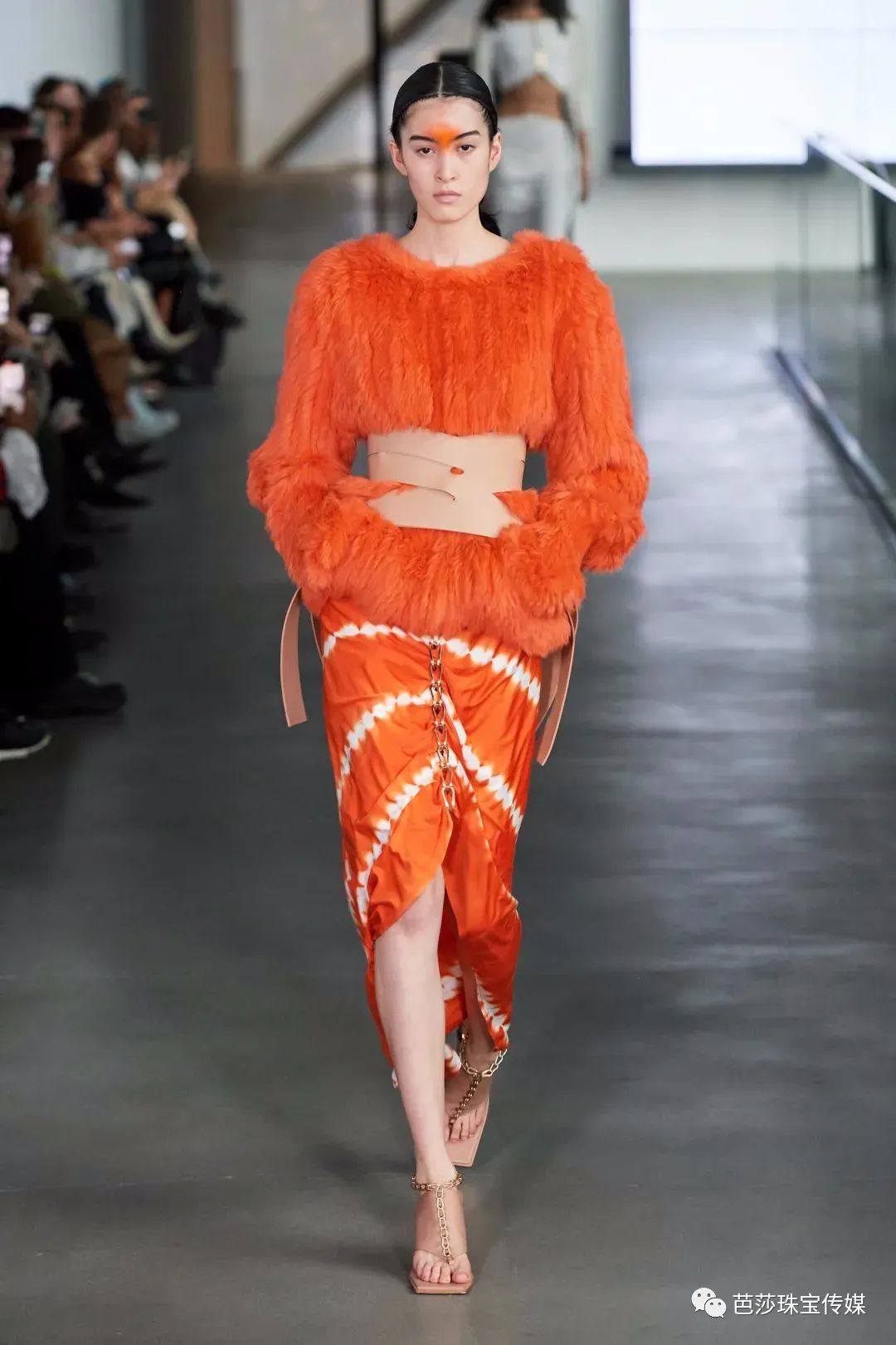 整天研究无聊的穿搭,一天到晚研究穿搭