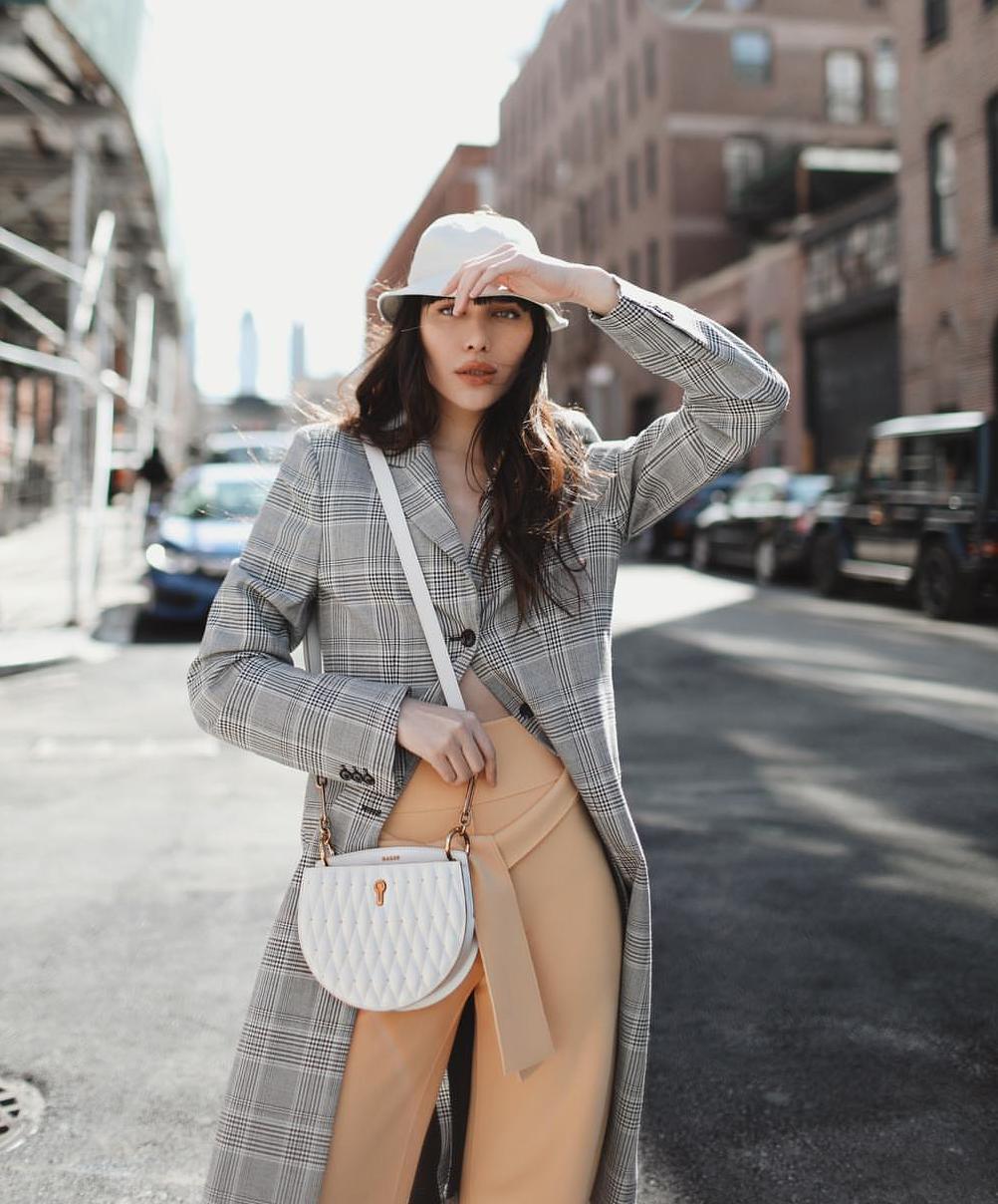 黑白格纹大衣怎么搭配好看,戴帽子黑白格纹大衣怎么搭配好看