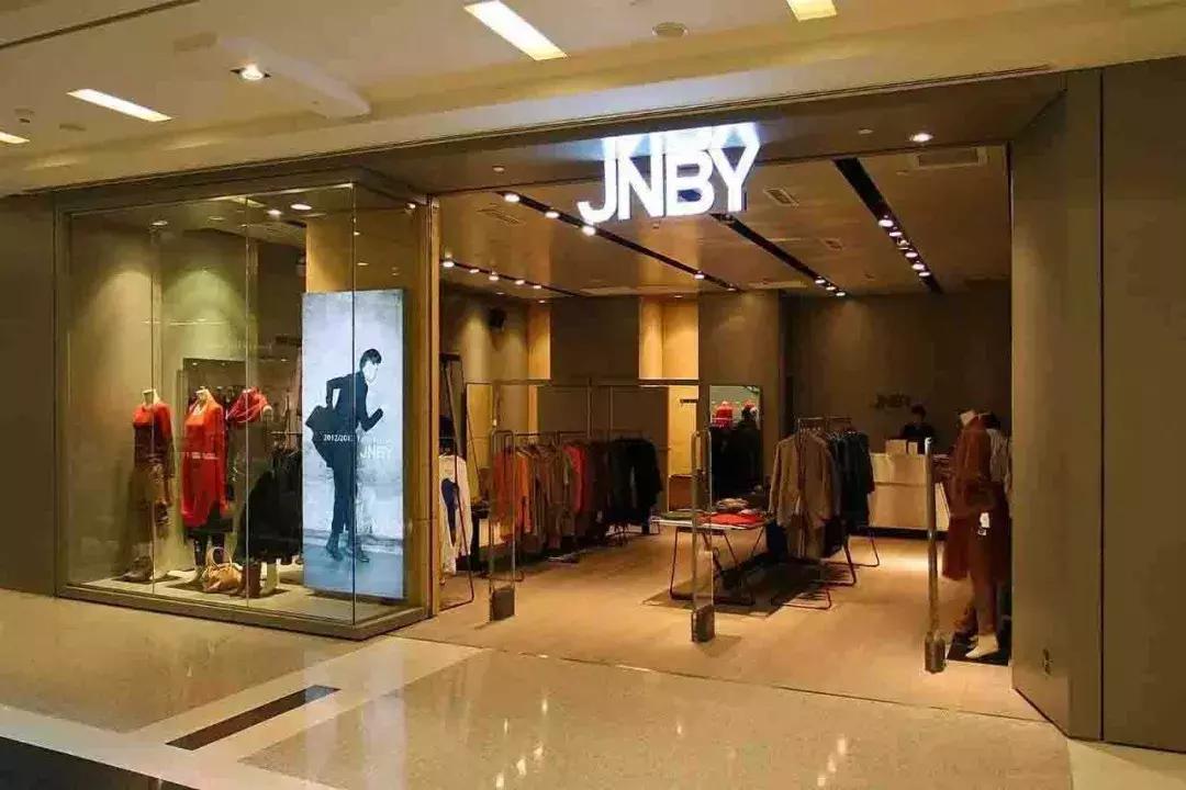 CHANEL聘请首位变性人模特；森马上半年营收增长逼近50%至82亿