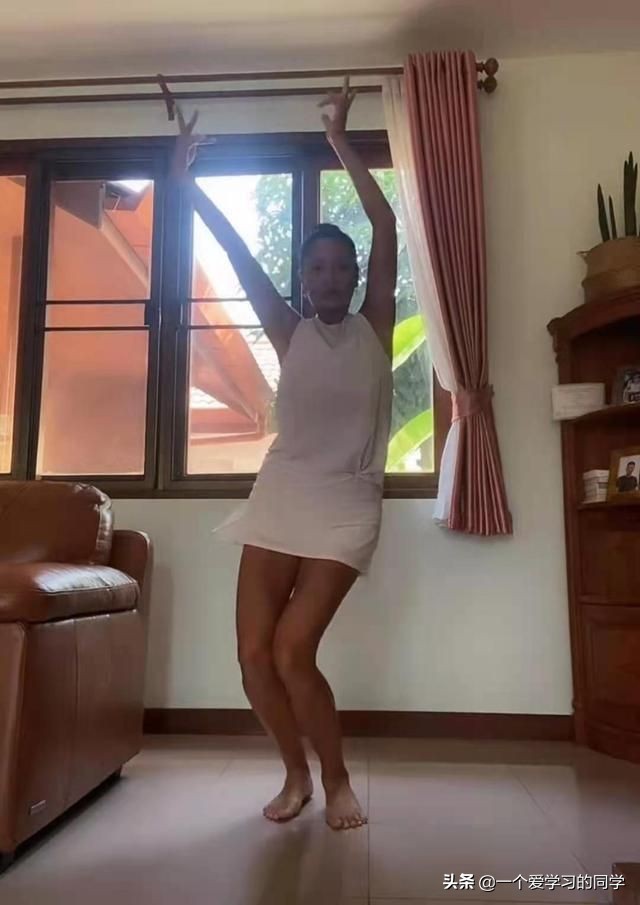 瞿颖晒跳舞视频皮肤黝黑引网友热议，家中陈设简单老款沙发已破皮