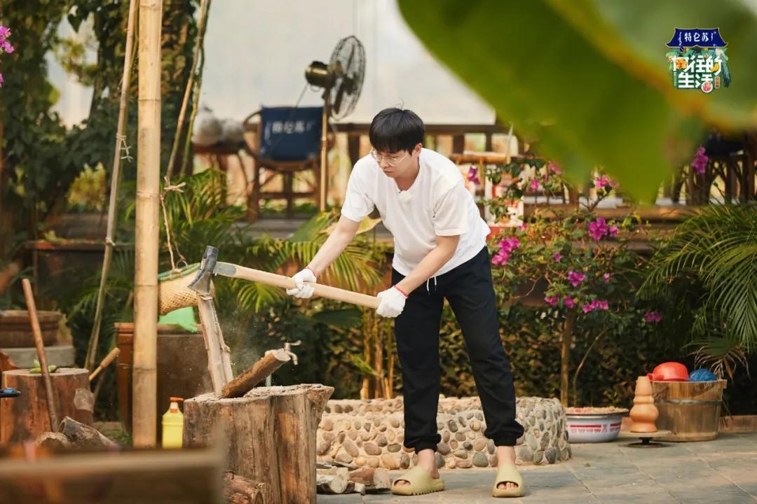 蔡徐坤成纪梵希彩妆代言人，《少年的你》成金像奖最大赢家…