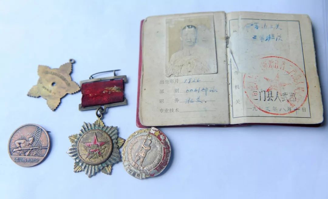 浙江老兵三个军功章,80岁老军人挂满军功章