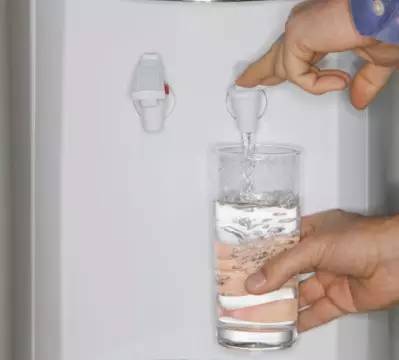 饮水机桶子里面脏怎么洗得干净,家用饮水机如何彻底清洁