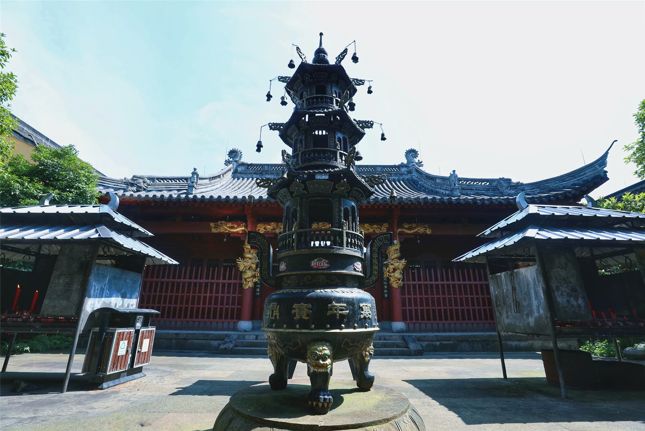 这座古镇因腊肠而闻名遐迩，同时也是绍兴师爷的故乡