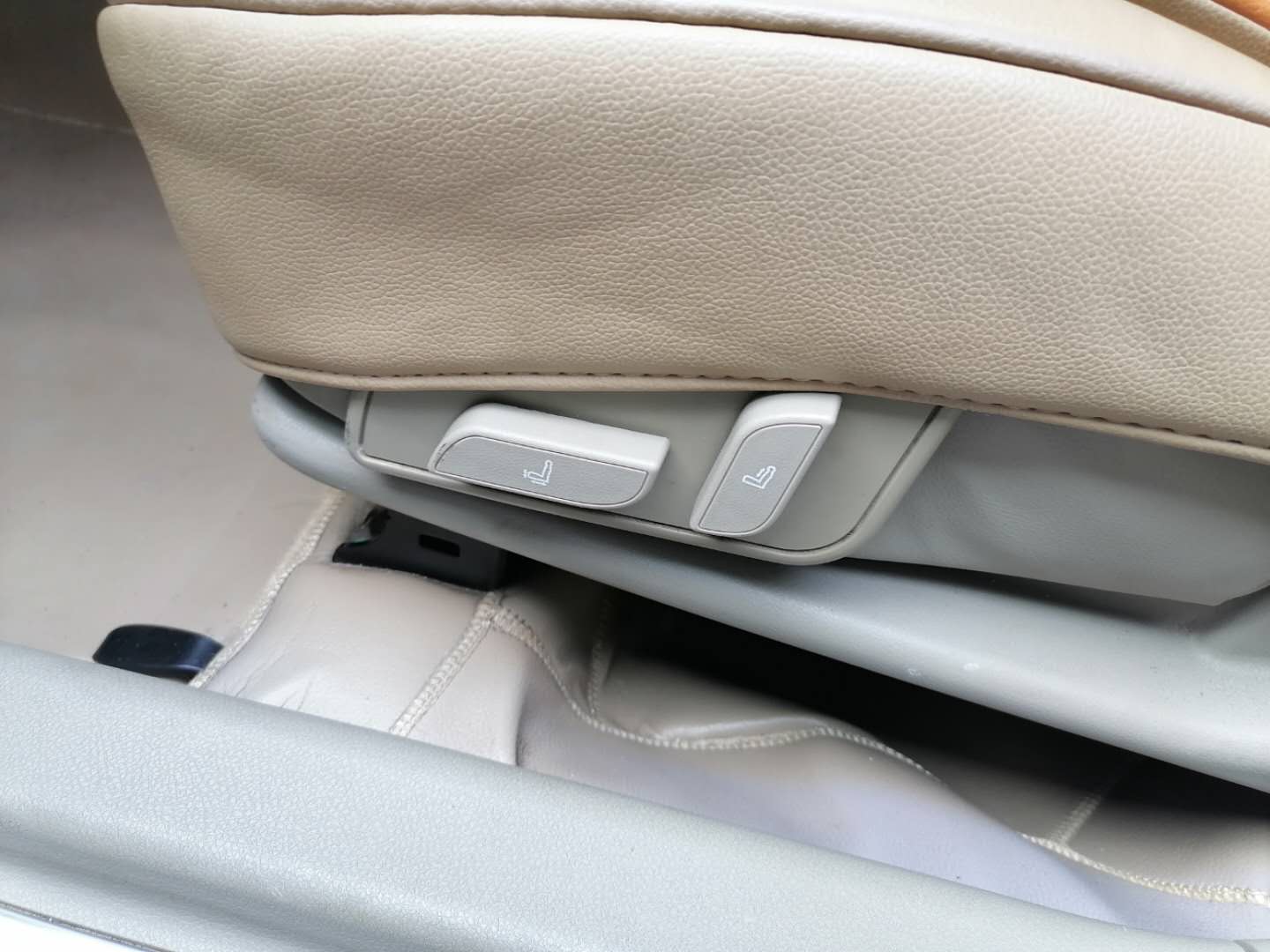 如此高配置的精品二手自动挡，累计三百万销量，人体工程学太奇葩