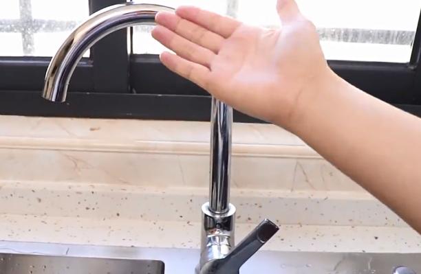 冬天水管冻住妙招图片,冬天空调出水管冻住了怎么办