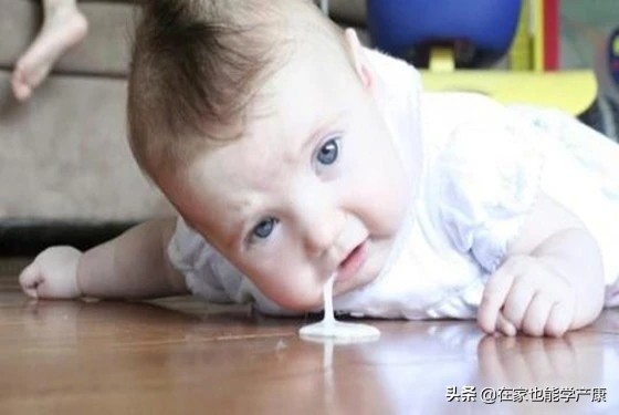 宝宝吐奶奶水豆腐渣,吐奶豆腐渣状20天宝宝