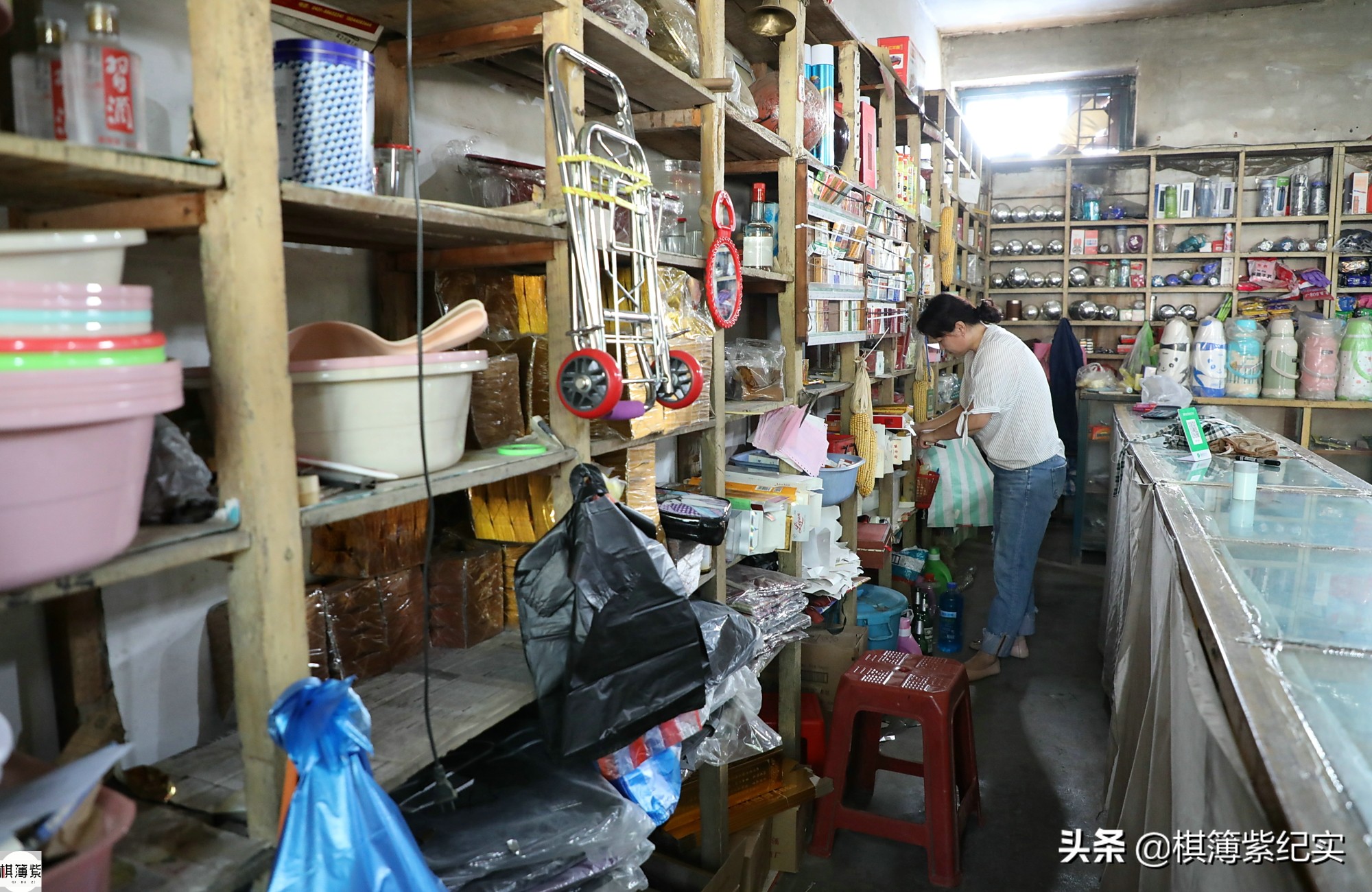 辽宁农村大社，柜台和商品还是八十年代样子，论分卖的小物件白送