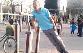 街头健身有些人不懂健身就瞎练,农村大爷习武健身一身肌肉