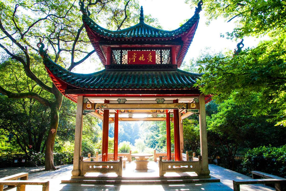 岳麓山景点特色,岳麓山和桃花岭哪个风景多一些