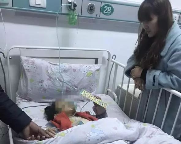 小孩吃棒棒糖乱跑被戳嘴,孩子误吞棒棒糖