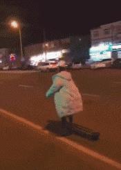 三个傻子跟我一块踢球gif,和两傻子在一起踢球gif