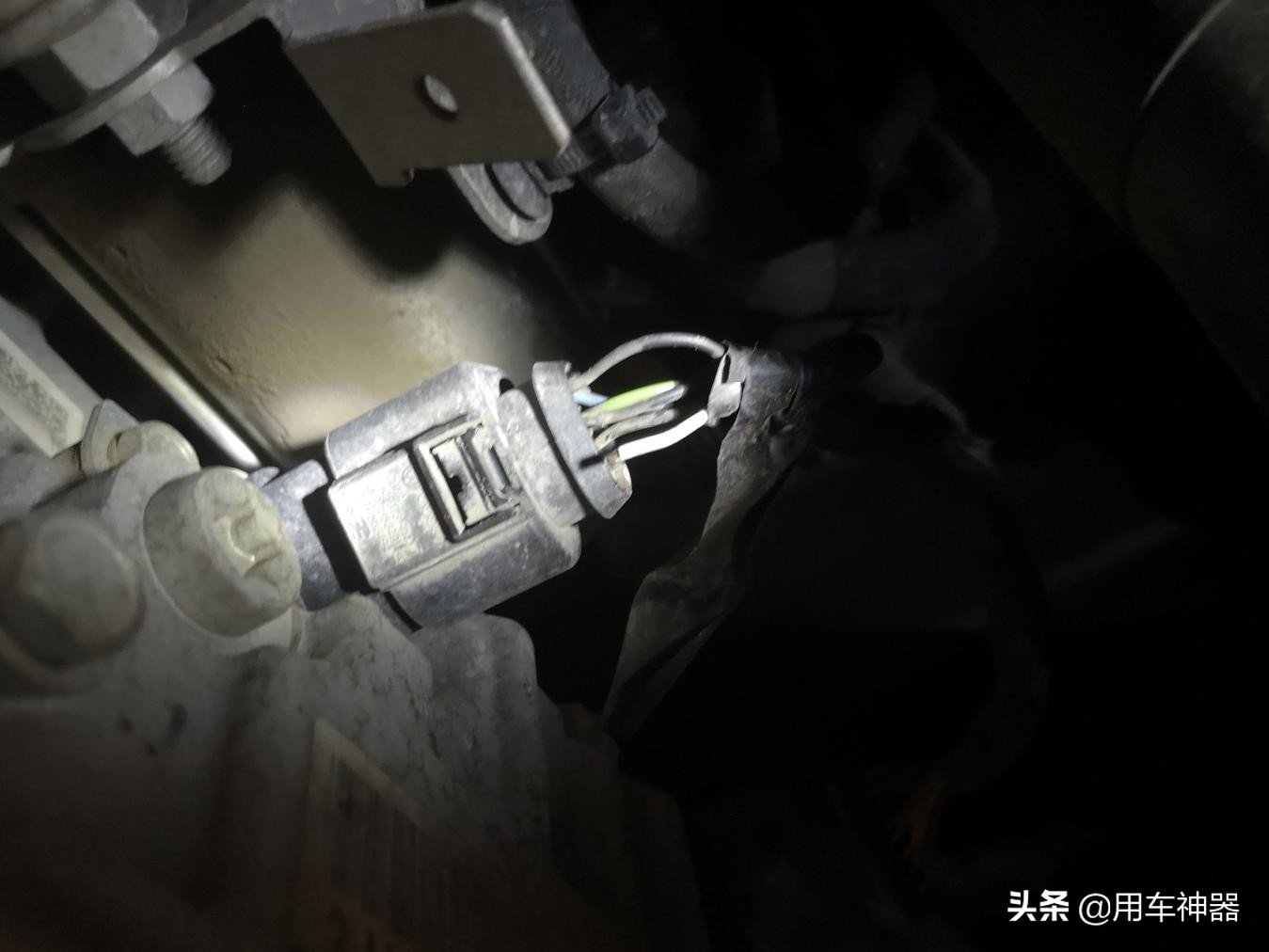 科鲁泽发动机故障指示灯亮起,汕德卡发动机故障灯亮起什么故障