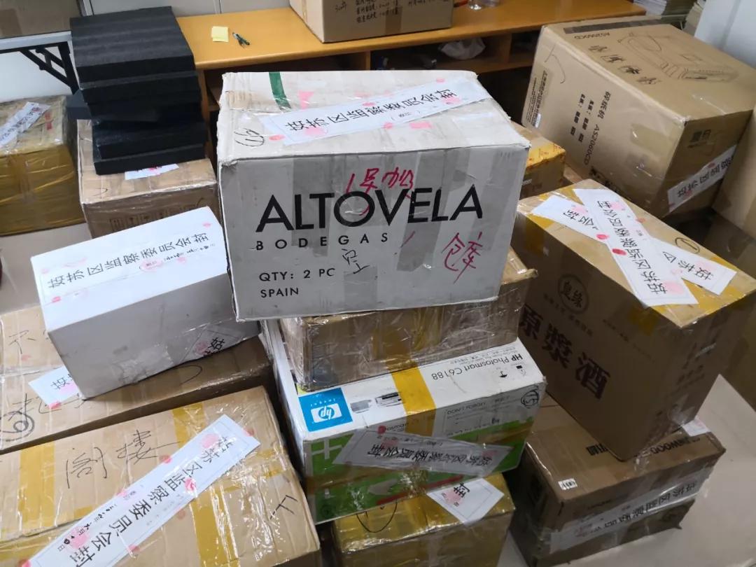 退休前他想“补贴”自己：倒卖储值卡、私藏金银纪念币