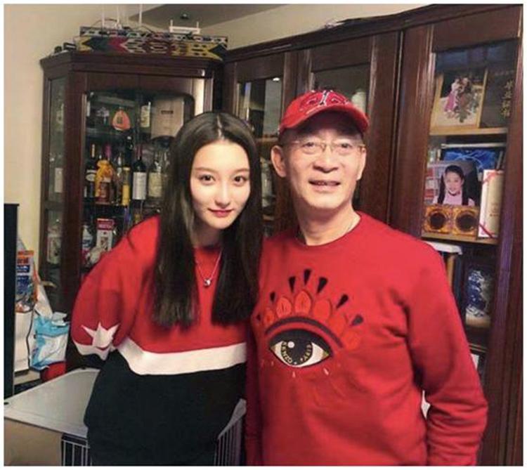 六小龄童结婚32周年晒合照,妻子竟是天竺王后!女儿撞脸关晓彤