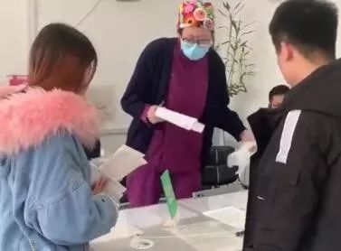 男子吞打火机忘胃里10年,喝酒吞打火机肚子疼