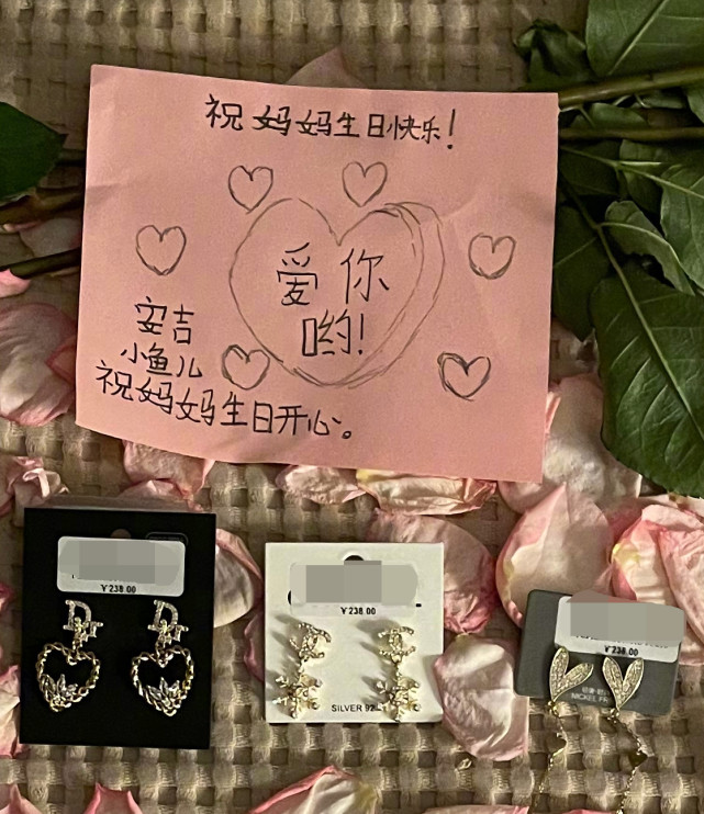 胡可晒一家三口合影为沙溢庆生,胡可生日沙溢晒全家照