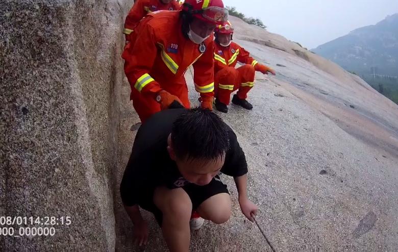 男子登山摔伤昏迷消防员爬山营救,男子中暑晕倒在大山里消防员营救