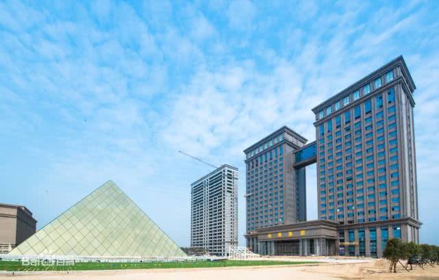 这俩人疫情期间赚疯了，一个卖猪肉赚了千亿，一个卖排插赚了千亿