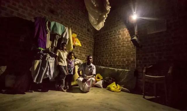 世界第一盏led灯,不用电就能亮的led灯泡