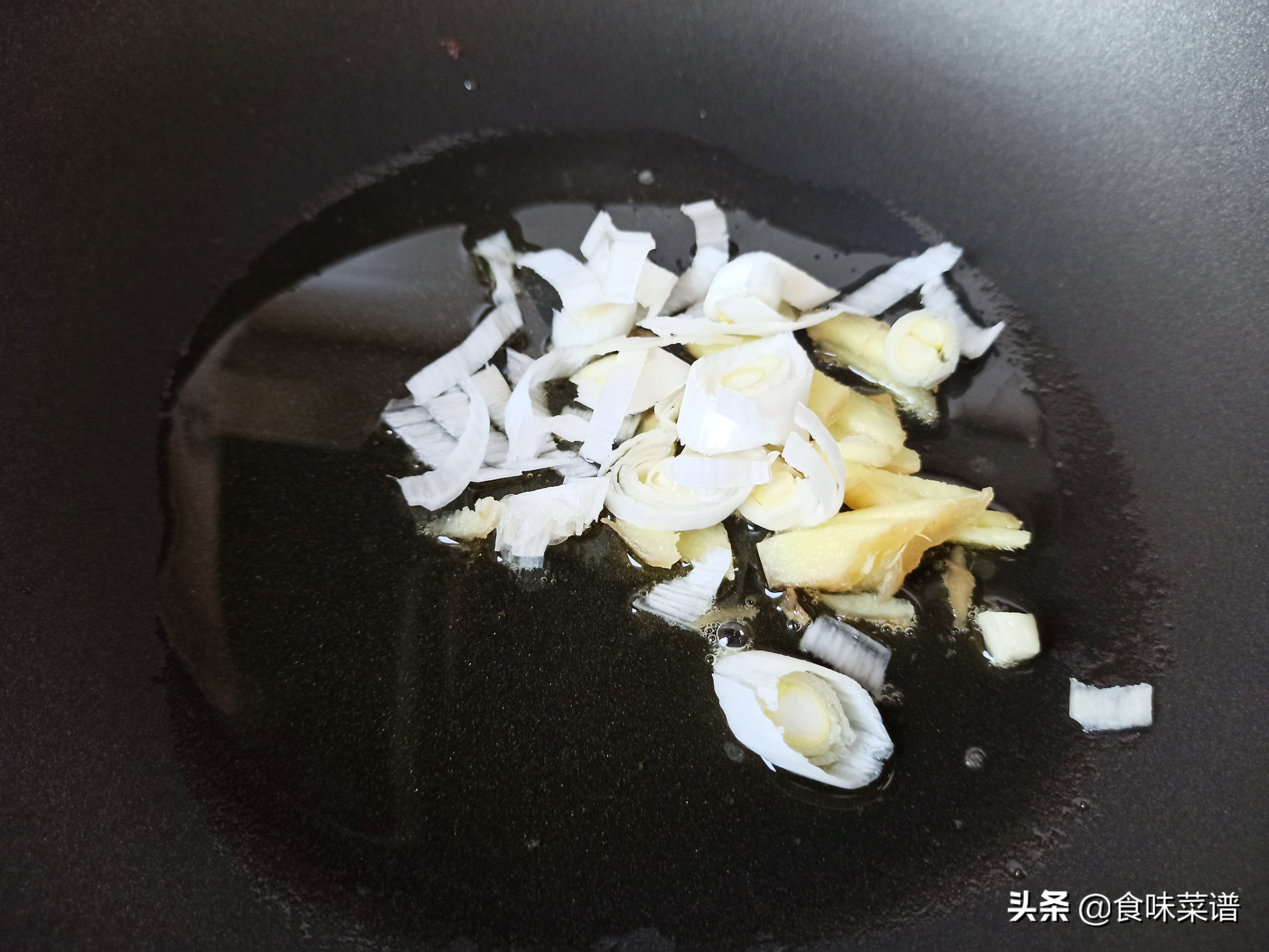 青椒炒肉丝肉丝已经熟,青椒肉丝下油锅