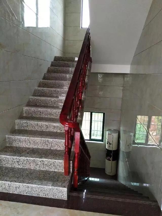 村里土豪的三楼自建房,女子在农村自建3层小楼没钱装修