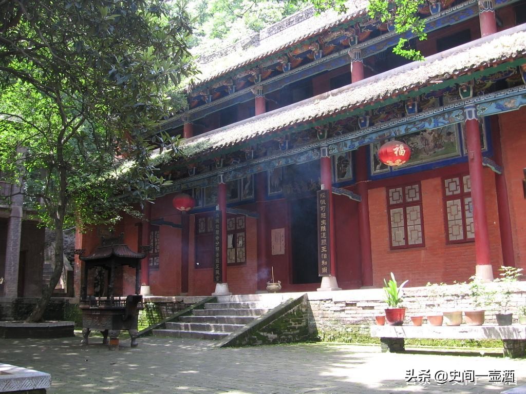 河南一县，古称涅阳，菩提寺是中原名寺，玉雕地毯金鱼玉兰花有名