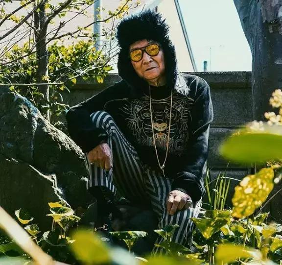 85岁大爷一觉醒来变25岁小伙,大爷变潮男视频