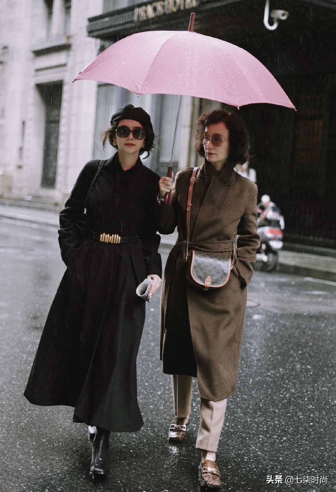 冬天不露腿怎么穿的保暖又显瘦,三木母女紫色连衣裙穿搭