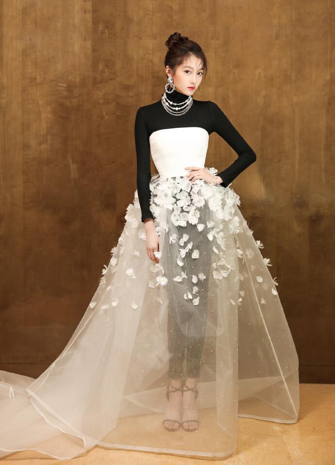 关晓彤穿裙子套裤子走红毯,22岁关晓彤露脐装