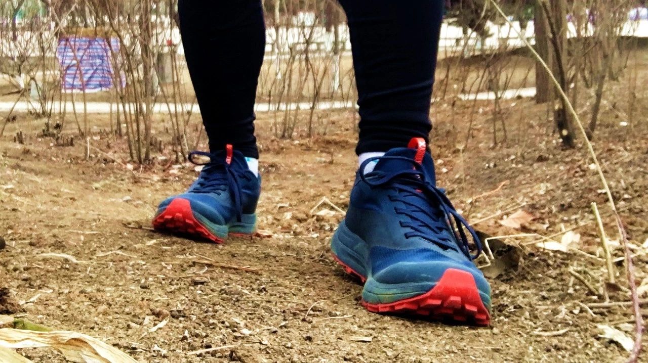 公认脚感最好的户外鞋始祖鸟,始祖鸟越野跑鞋高帮灰色