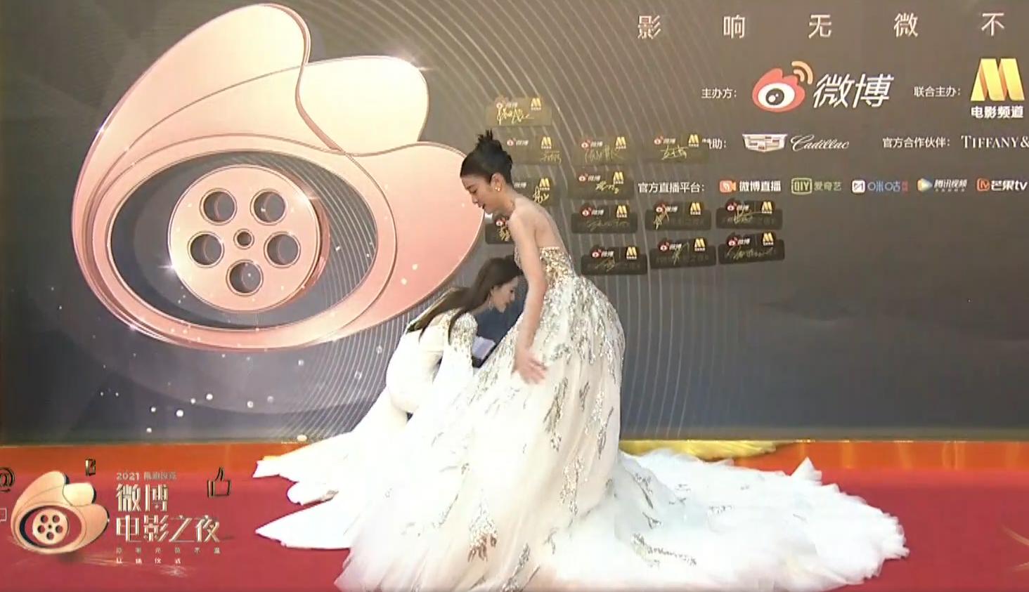 张小斐现在还跟着贾玲么,贾玲和张小斐合起来的样子