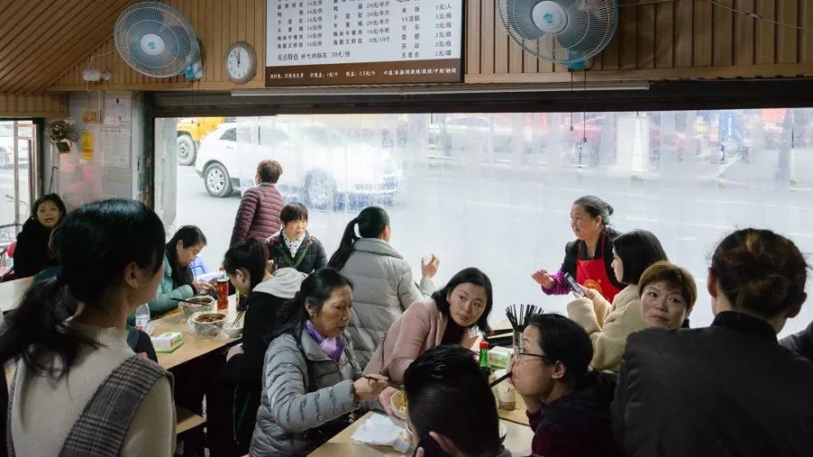 成都老苍蝇馆子一家没名字的冒菜,成都本地人吃的苍蝇馆子冒菜