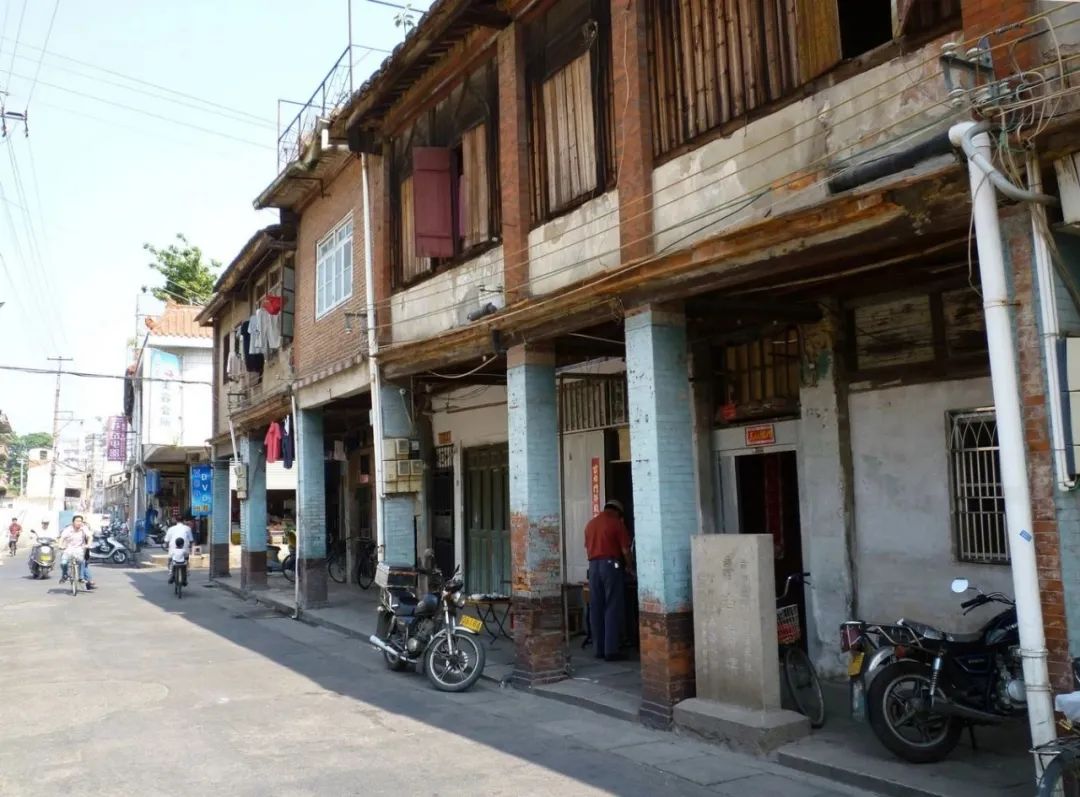 请挽着我的衣袖，和我到漳州的青年路走一走