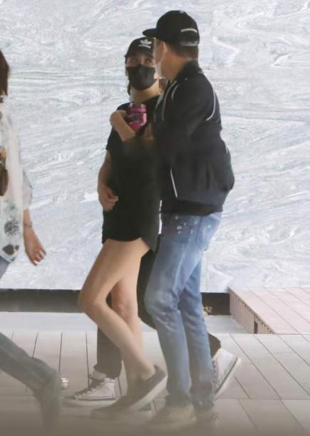 51岁陶喆携妻子看房,陶喆54岁模样