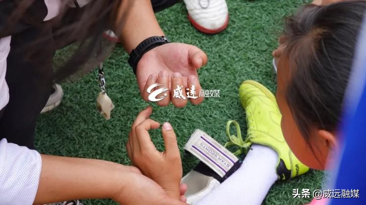 德国足球员来威远县,德国足球大咖进威远校园