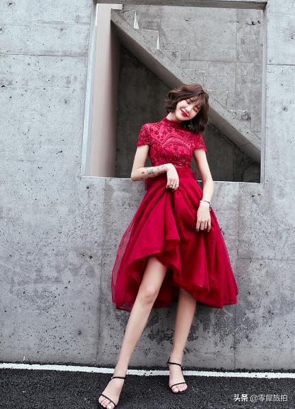 一件别致新颖的黑色敬酒服,一件得体的服装搭配