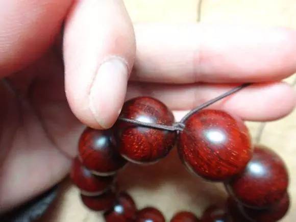 小叶紫檀单圈手串弹力绳打结方法,用弹力绳串小叶紫檀手串的教程