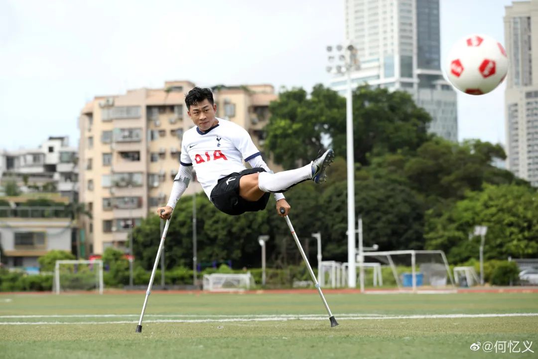 独腿男子拄拐杖射门,独腿小伙球场内拄拐飞奔热血射门