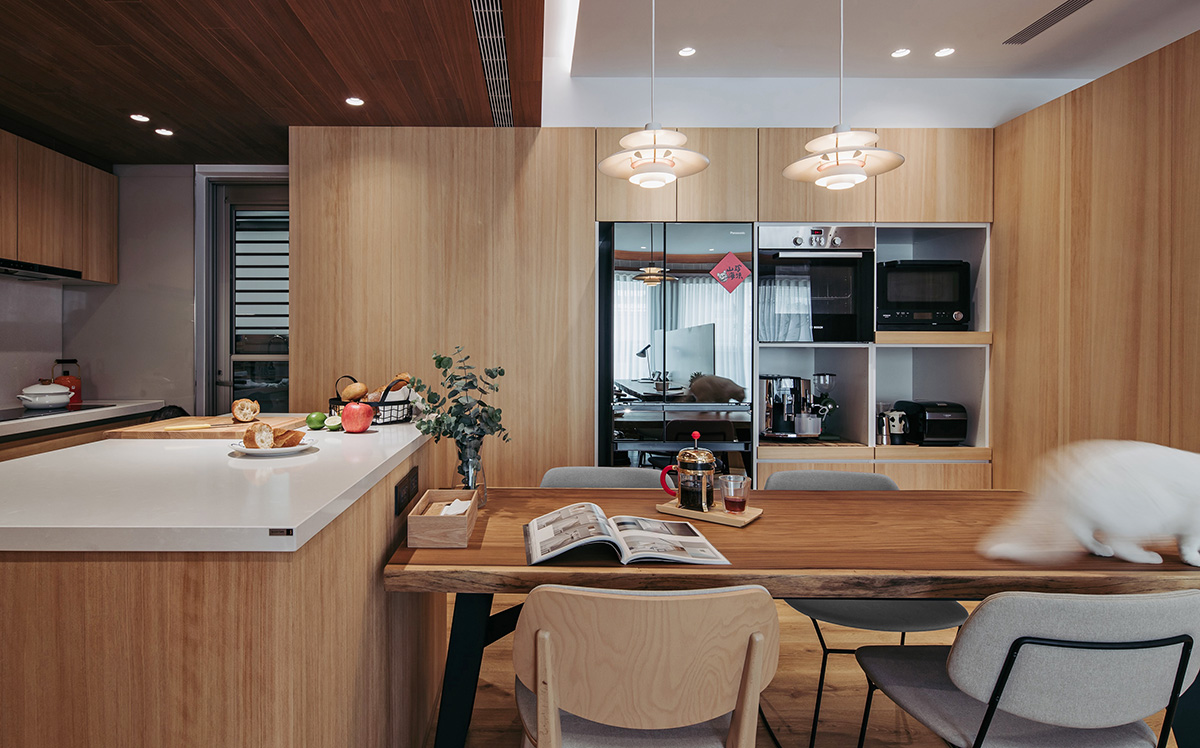 在日式原木家里，冲煮一杯咖啡，和猫一起度过漫漫时光