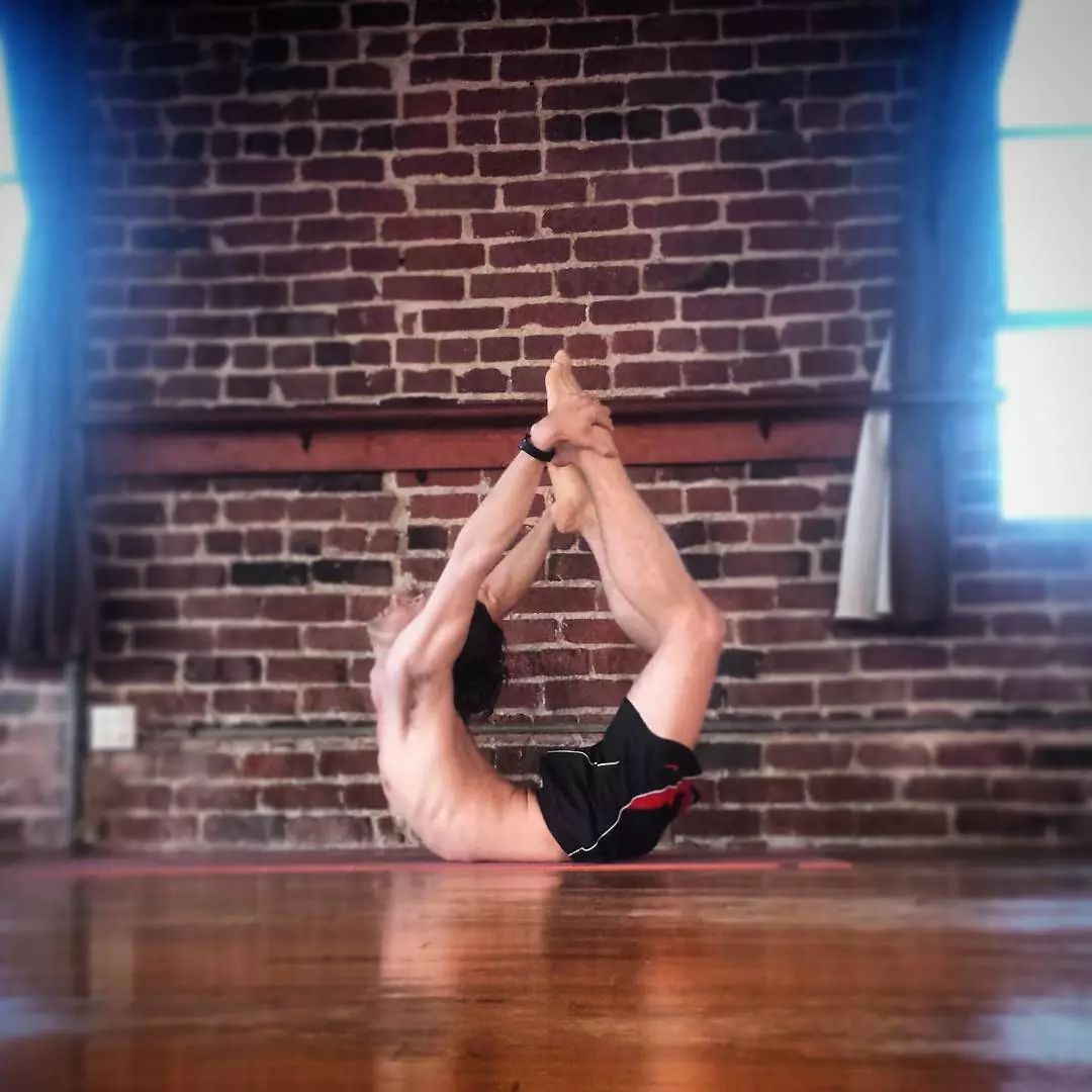 把厚外套穿了个遍,还是冻手冻脚,还差这些体式让身体“热”起来