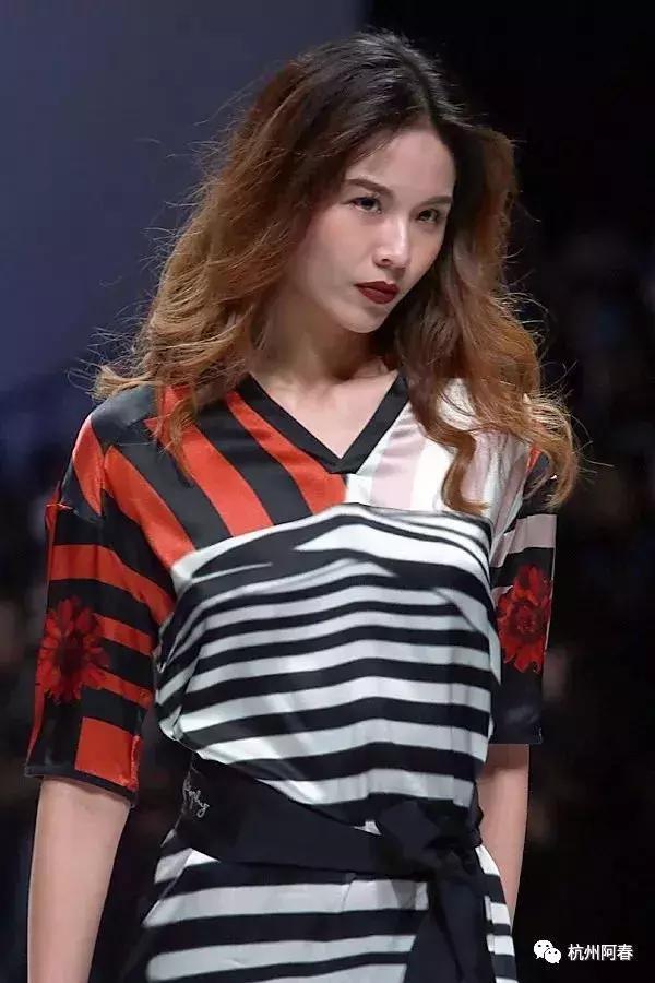 超百图再现2018年服装圈内那三十道靓丽风景……