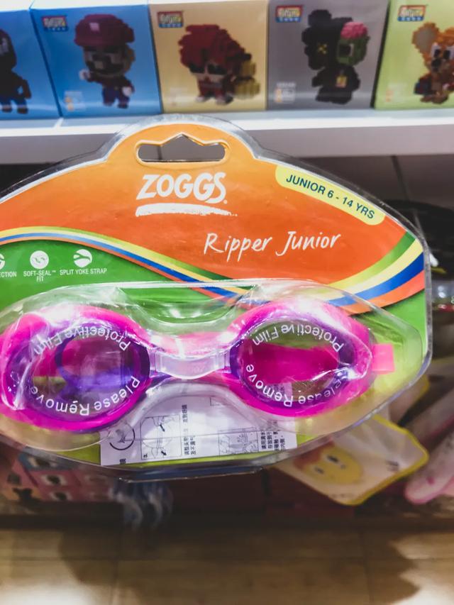 带娃游泳必须戴泳镜吗,儿童学游泳适合戴大框泳镜吗