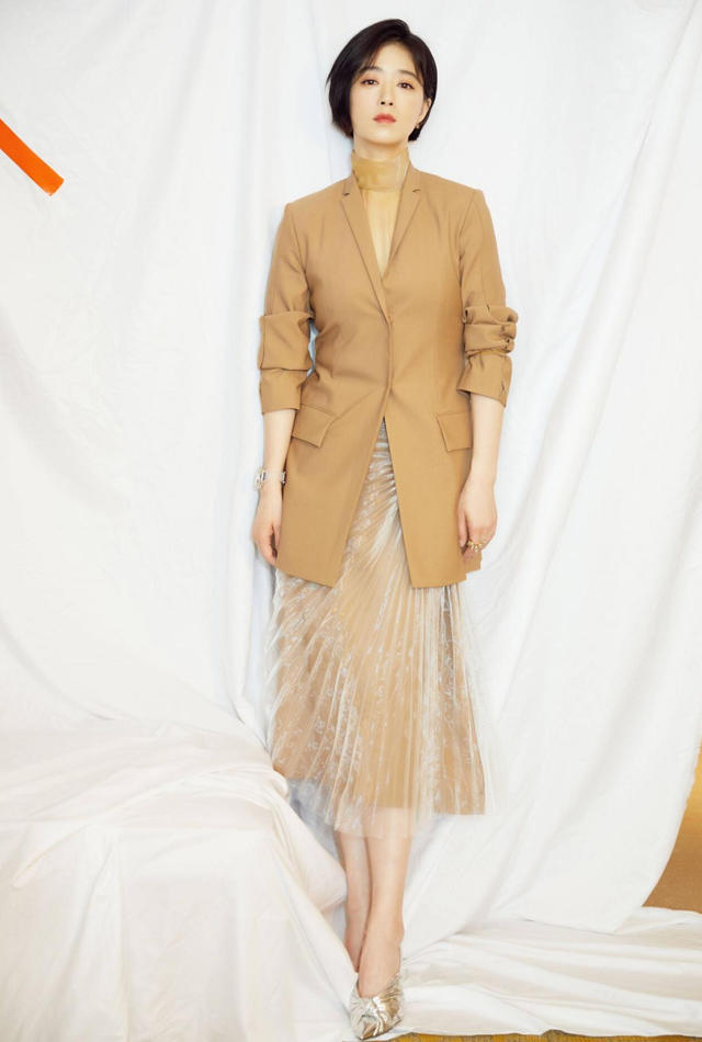 微胖女孩学蒋欣藏肉穿,女人要有小肚子